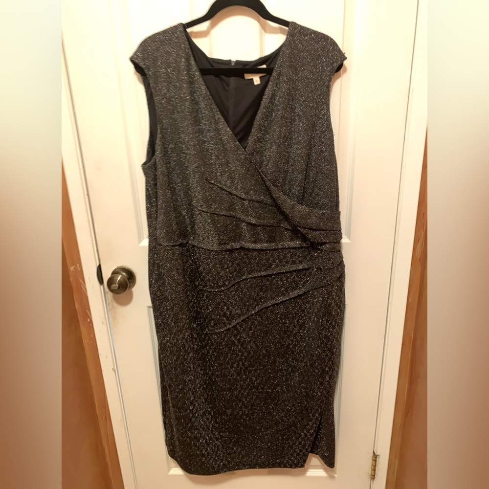 Laura Plus Ladies Dress Size 2X. Sleevless Metallic Dress. Never worn.